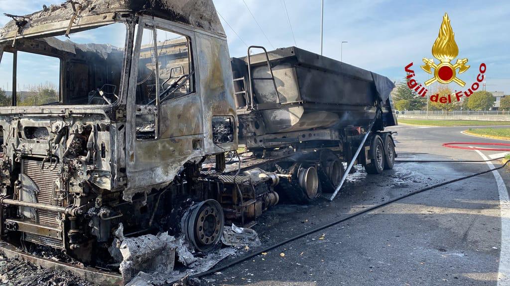 Immagine per Fiamme nel camion in porto a Monfalcone, mezzo divorato dall'incendio